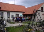První pomoc pro cyklisty (hospoda v Bukovince), a to ještě na fotce bohužel nevidíte pískoviště a houpačku!!!!!!!!!!! Kecám z hladu, vidím, že kus houpačky vidíte a pískoviště co nevidíte je vedle houpačky vpravo